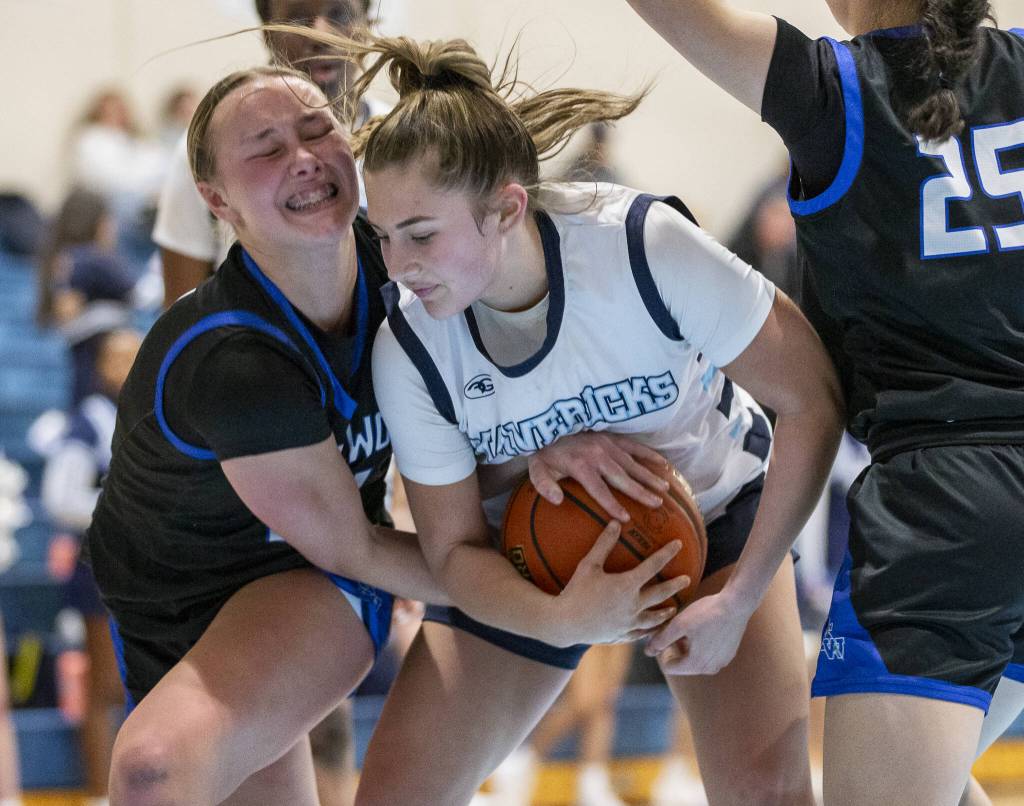 Meadowdales Lexi Zardis scrambles for the ball during the game against Shorewood on Wednesday, Jan. 22, 2025 in Lynnwood, Washington. (Olivia Vanni / The Herald)