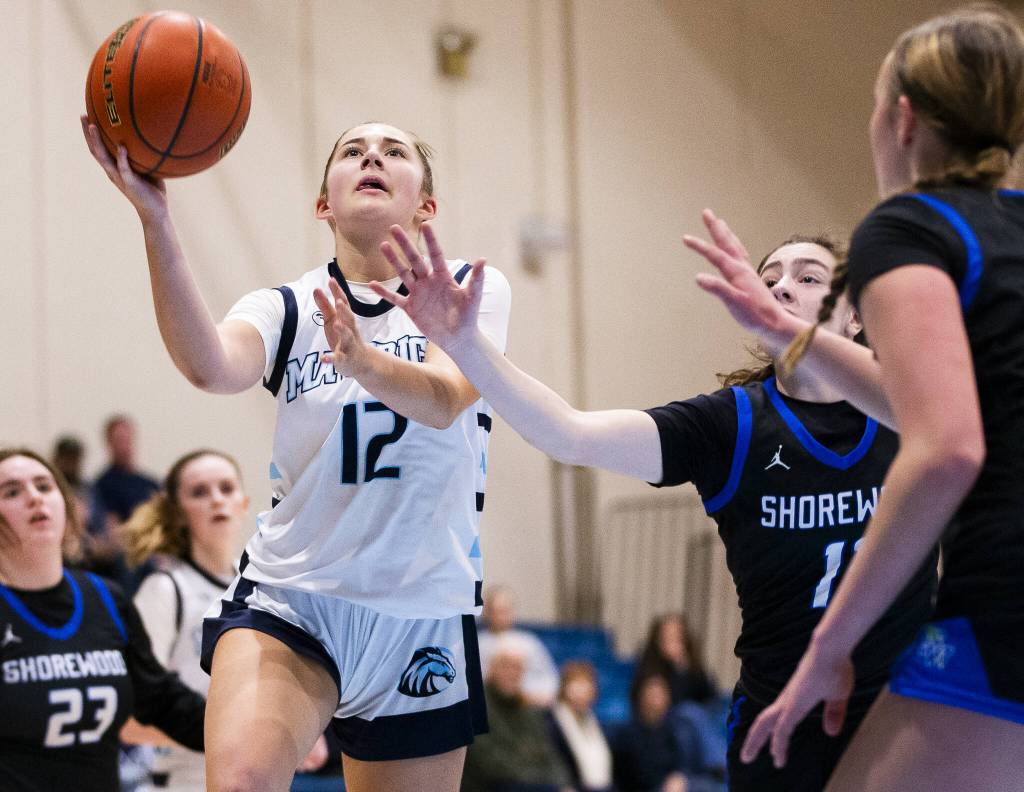 Meadowdales Lexi Zardis makes a layup during the game against Shorewood on Wednesday, Jan. 22, 2025 in Lynnwood, Washington. (Olivia Vanni / The Herald)