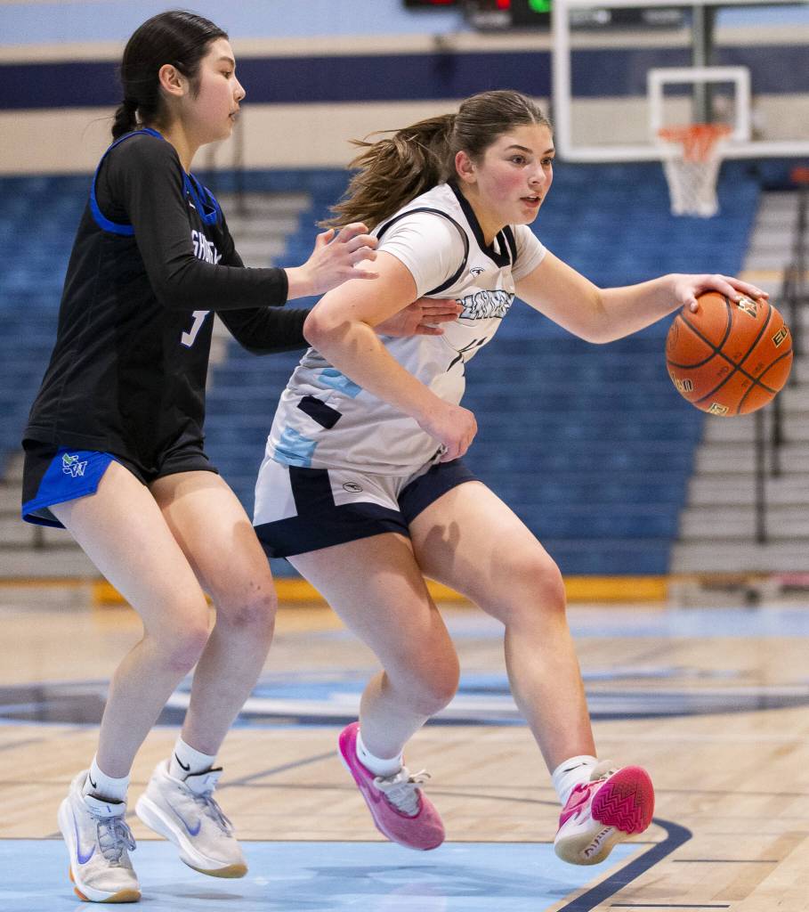 Meadowdales Kaya Powell takes the ball down the court during the game against Shorewood on Wednesday, Jan. 22, 2025 in Lynnwood, Washington. (Olivia Vanni / The Herald)