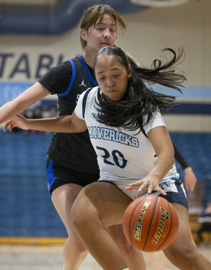 Meadowdales Kyairra Roussin maneuvers around a player to get a clear shot during the game against Shorewood on Wednesday, Jan. 22, 2025 in Lynnwood, Washington. (Olivia Vanni / The Herald)