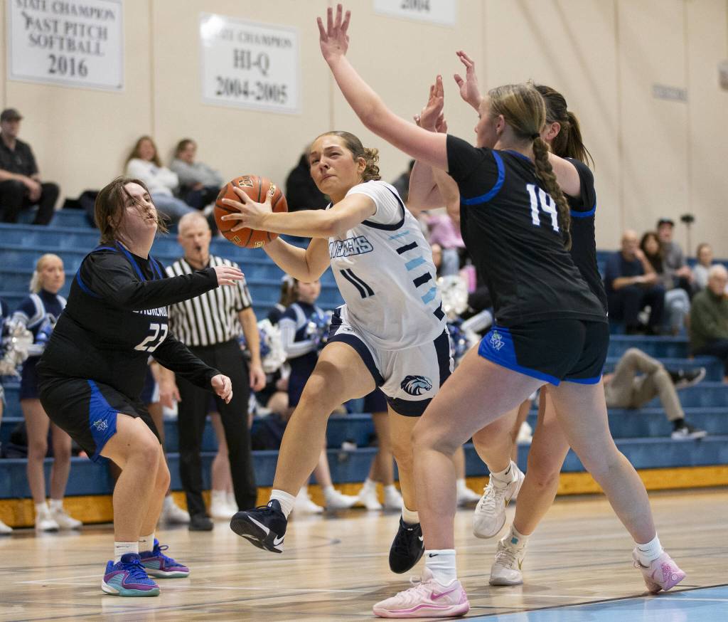 Meadowdales Mia Brockmeyer drives to the hoop during the game against Shorewood on Wednesday, Jan. 22, 2025 in Lynnwood, Washington. (Olivia Vanni / The Herald)