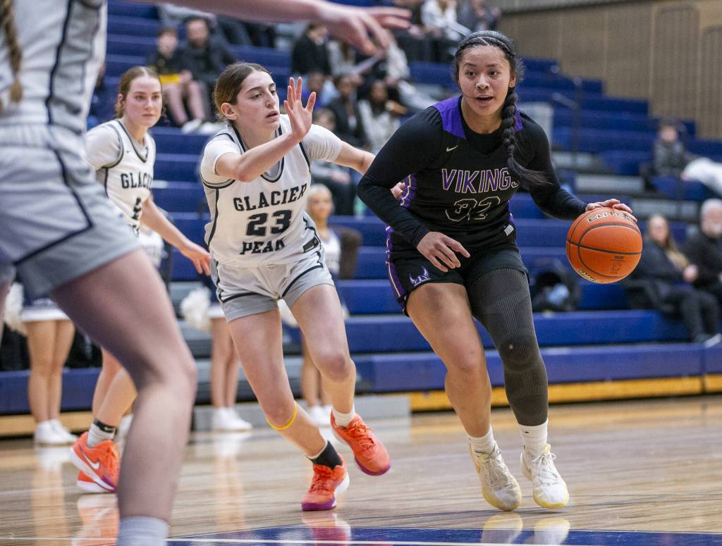 Lake Stevens Keira Isabelle Tupua dribbles the ball during the game against Glacier Peak on Friday, Jan. 24, 2025 in Snohomish, Washington. (Olivia Vanni / The Herald)