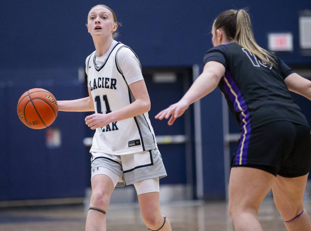 Glacier Peaks Zoey Ritter calls out a play during the game against Lake Stevens on Friday, Jan. 24, 2025 in Snohomish, Washington. (Olivia Vanni / The Herald)