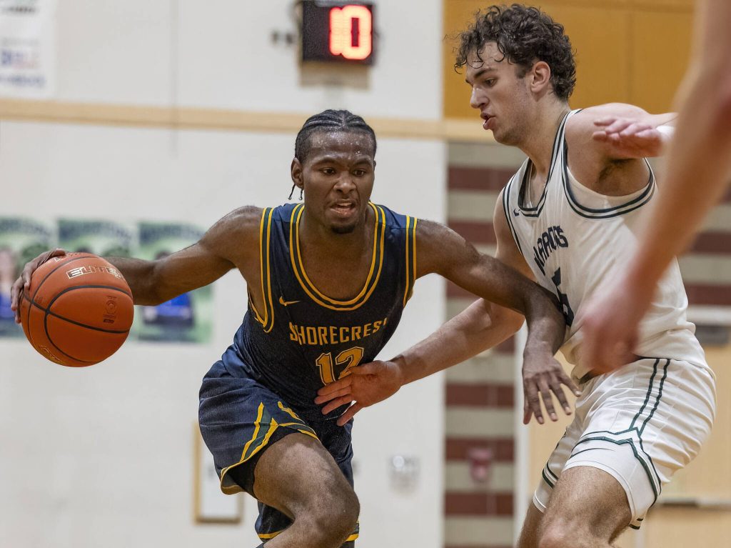 Shorecrests Junior Kagarabi tries to get past Edmonds-Woodways Cam Hiatt during the game on Tuesday, Jan. 28, 2025 in Edmonds, Washington. (Olivia Vanni / The Herald)