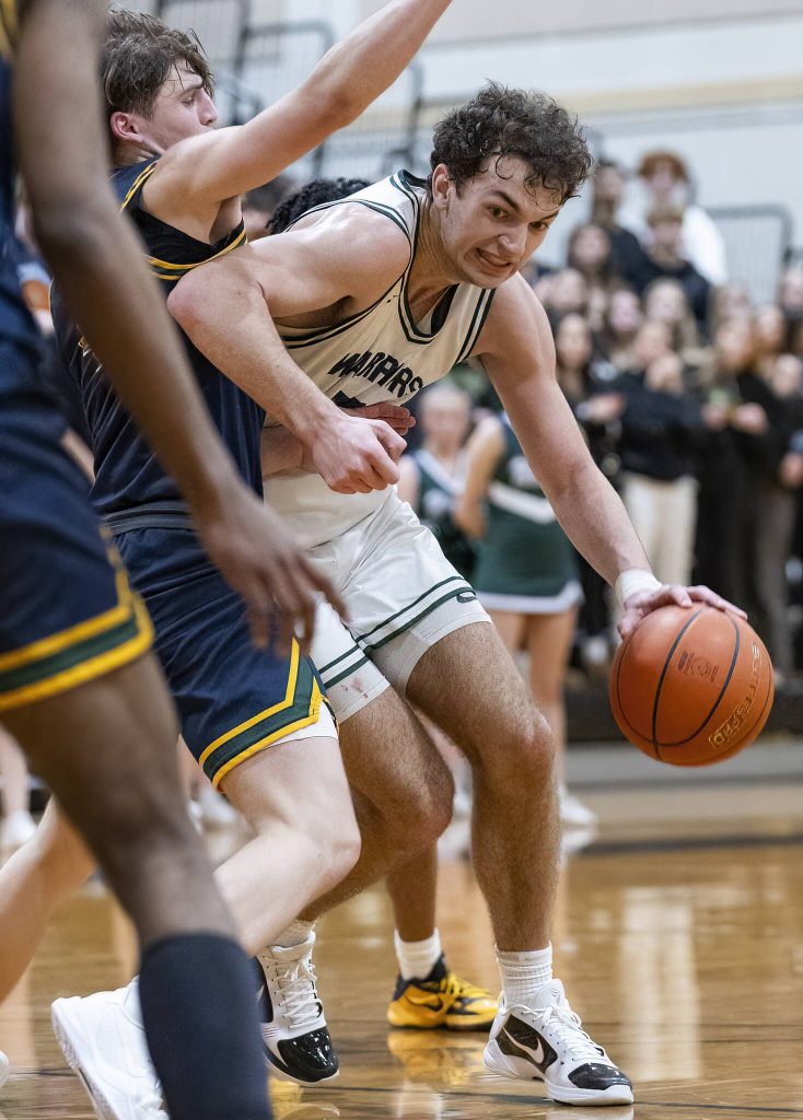 Edmond-Woodways Cam Hiatt tries to dribble around Shorecrests Brayden Fischer during the game on Tuesday, Jan. 28, 2025 in Edmonds, Washington. (Olivia Vanni / The Herald)