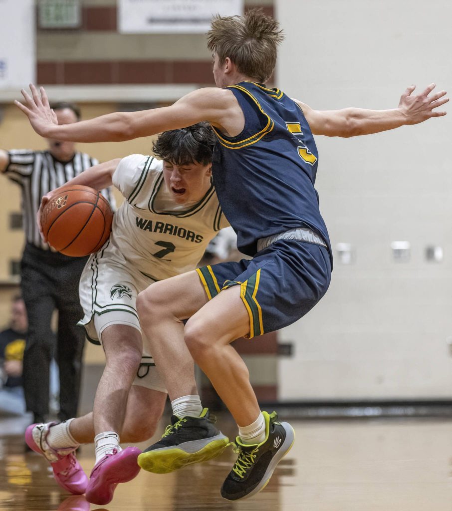 Edmonds-Woodways Dre Simonsen tries to maneuver around Shorecrests Brayden Fischer during the game on Tuesday, Jan. 28, 2025 in Edmonds, Washington. (Olivia Vanni / The Herald)