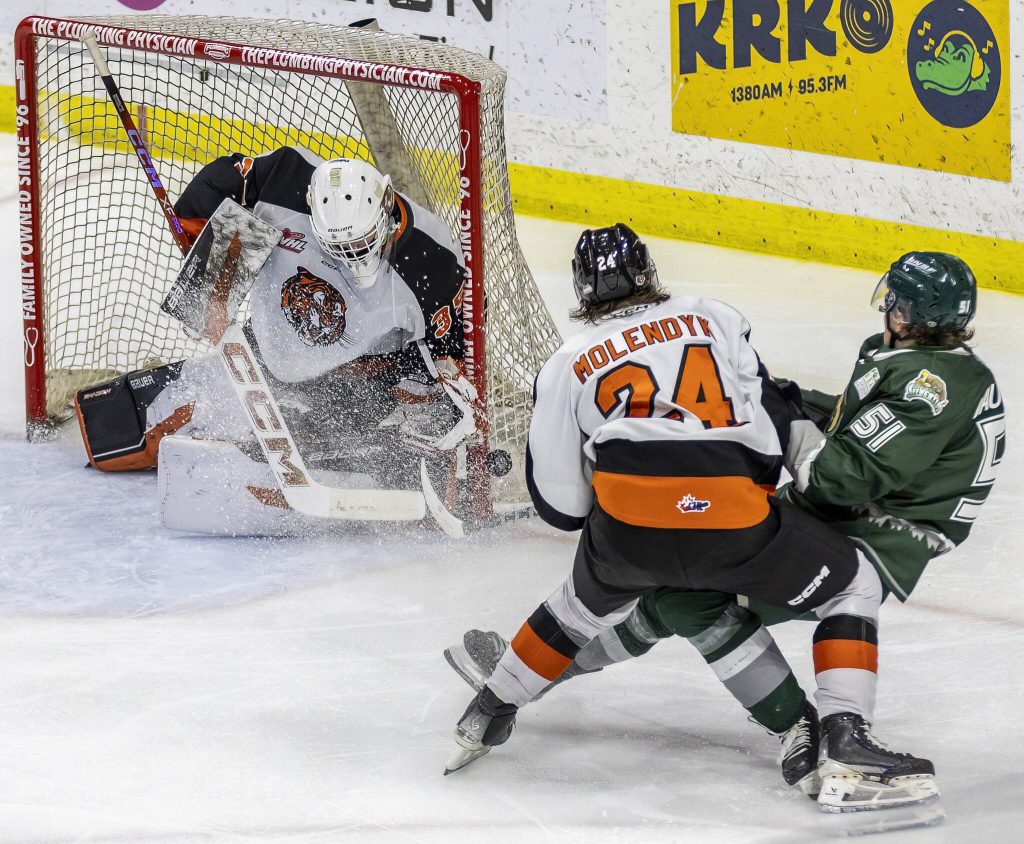 Medicine Hats Harrison Meneghin blocks a shot by Jaxsin Vaughan during the game on Wednesday, Jan. 29, 2025 in Everett, Washington. (Olivia Vanni / The Herald)