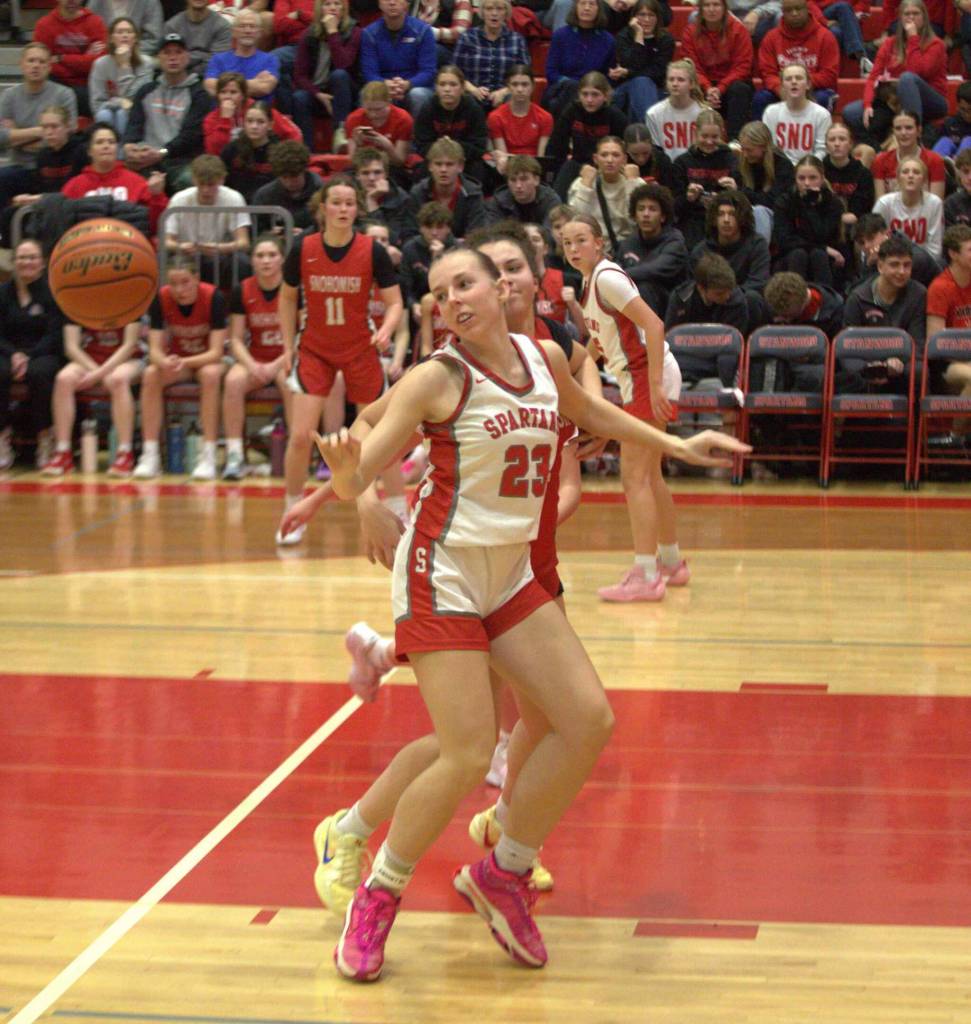 Stanwoods Camrie Ingram (23) battles with Snohomish Layla King for a loose ball in a Wesco 3A/2A game in Stanwood on Jan. 31, 2025. (Aaron Coe / The Herald)