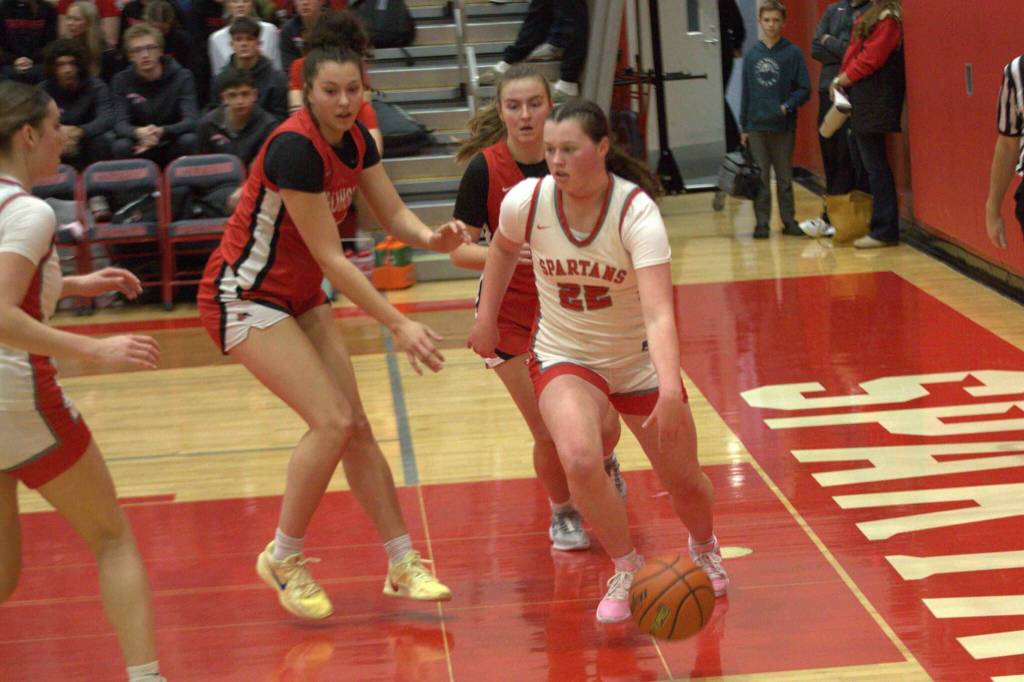 Jazmyn Legg (22) circles underneath the basket against Snohomish in a Wesco 3A/2A game in Stanwood on Jan. 31, 2025. (Aaron Coe / The Herald)