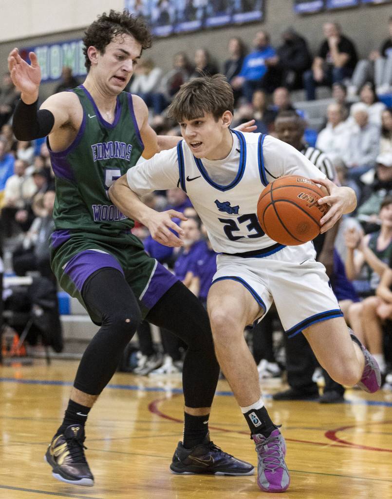 Shorewoods Tyler Marlow tires to dribble around Edmonds-Woodways Cam Hiatt during the game on Tuesday, Feb. 4, 2025 in Shoreline, Washington. (Olivia Vanni / The Herald)