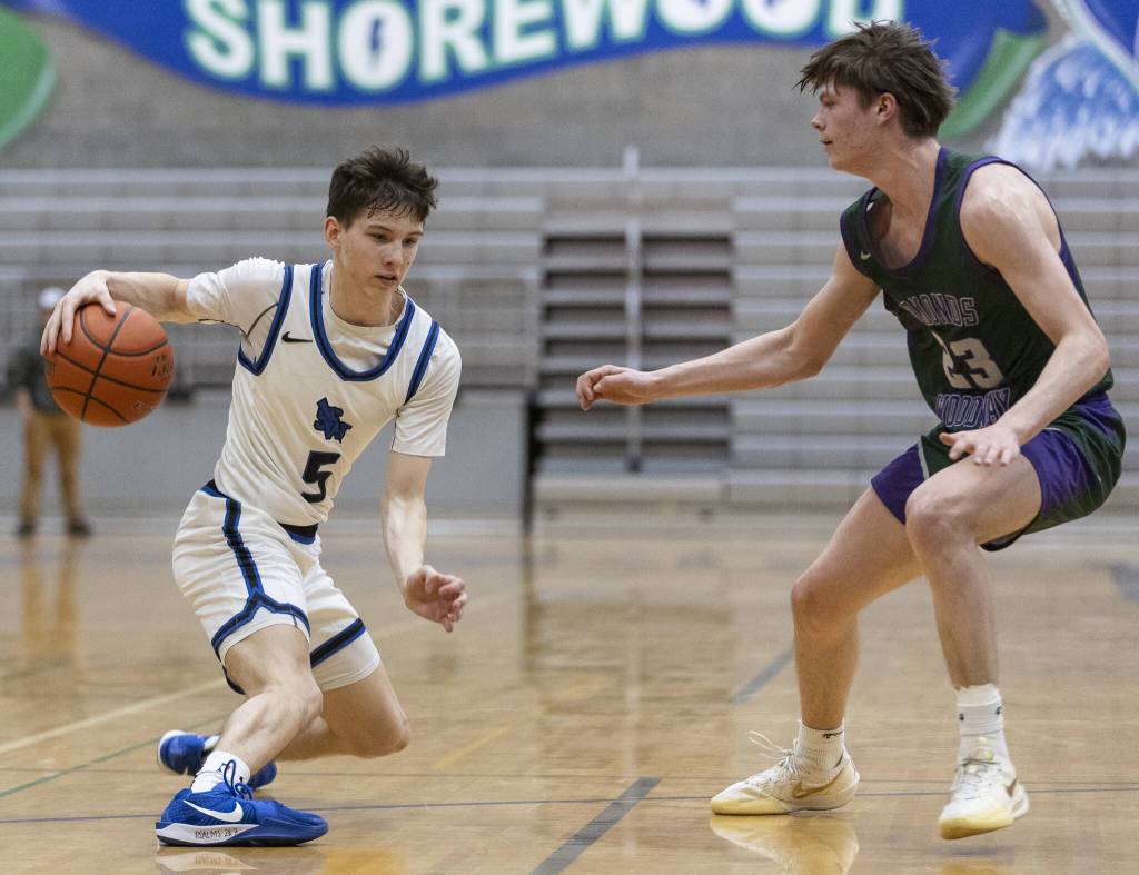 Shorewoods Thomas Moles makes a hard stop to try and maneuver around Edmonds-Woodways DJ Karl during the game on Tuesday, Feb. 4, 2025 in Shoreline, Washington. (Olivia Vanni / The Herald)