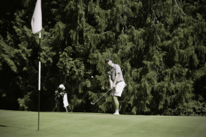 Palmer Mutcheson chips onto the green during the Mens Club Championship at Snohomish Golf Course. Mutcheson won the tournament and carded a nine-under-par 63 on Aug. 4, 2024, which set a new course record. (Photo courtesy Kiana Richards, Snohomish Golf Course)