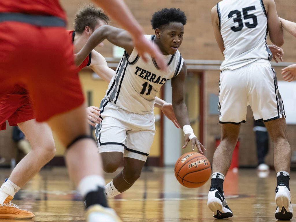 Mountlake Terraces Rayshaun Connor dribbles around a screen during the 3A district loser-out playoff game against Snohomish on Thursday, Feb. 13, 2025 in Mountlake Terrace, Washington. (Olivia Vanni / The Herald)