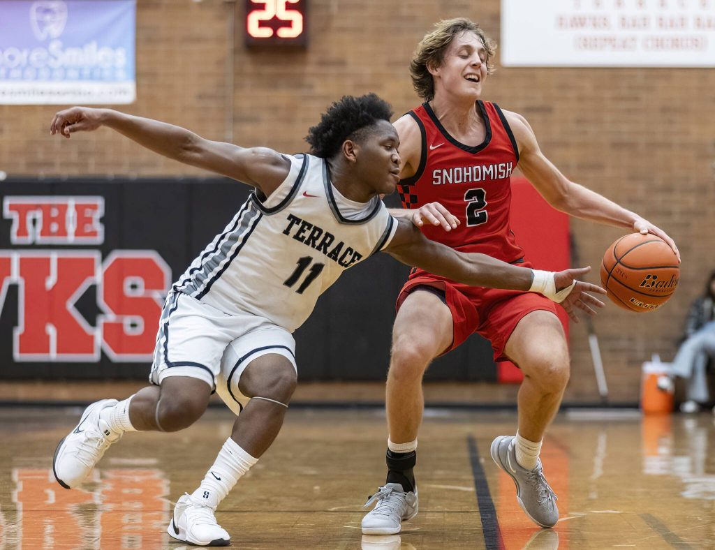 Mountlake Terraces Rayshaun Connor tries to steal the ball from Snohomishs Bryson Wheat during the 3A district loser-out playoff game on Thursday, Feb. 13, 2025 in Mountlake Terrace, Washington. (Olivia Vanni / The Herald)