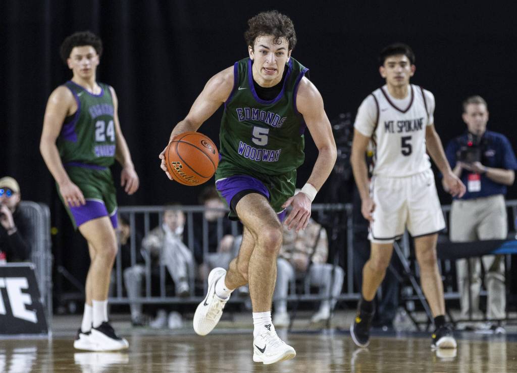 Edmonds-Woodways Cam Hiatt takes the ball down the court during the 3A boys semifinal game against Mt. Spokane on Friday, March 7, 2025 in Tacoma, Washington. (Olivia Vanni / The Herald)