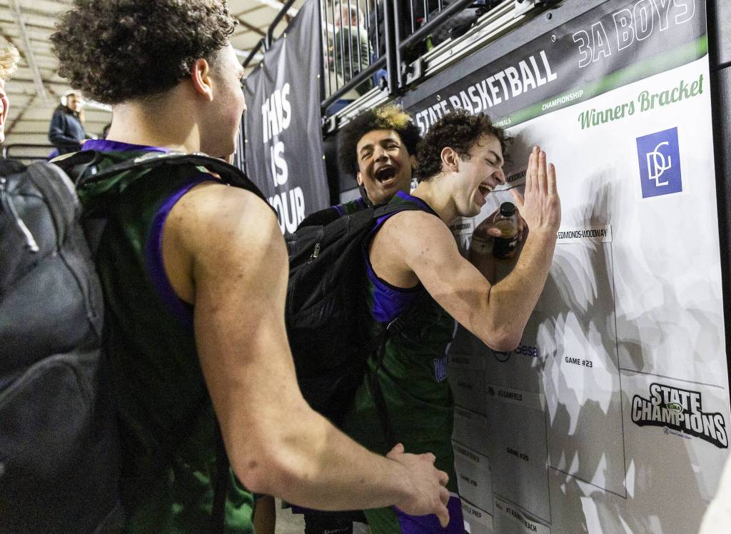 Edmonds-Woodways Cam Hiatt places the Edmonds-Woodway label in the state championship game on the 3A boys bracket on Friday, March 7, 2025 in Tacoma, Washington. (Olivia Vanni / The Herald)
