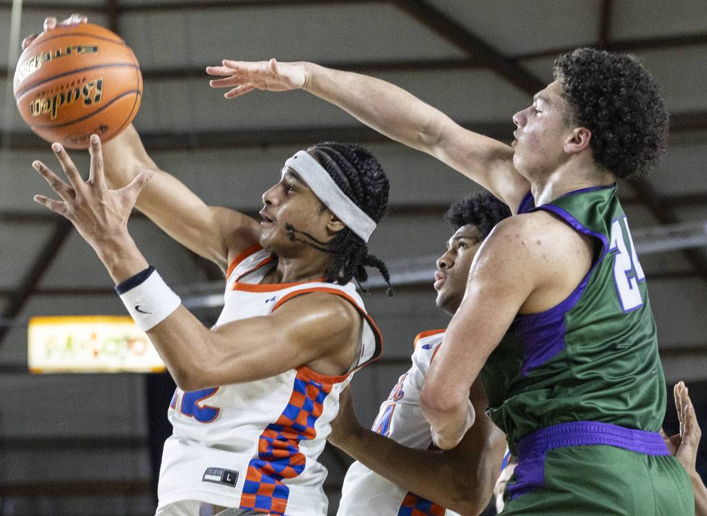 Edmonds-Woodways Julian Gray reaches up for a loose ball during the 3A boys championship game against Rainier Beach on Saturday, March 8, 2025 in Tacoma, Washington. (Olivia Vanni / The Herald)
