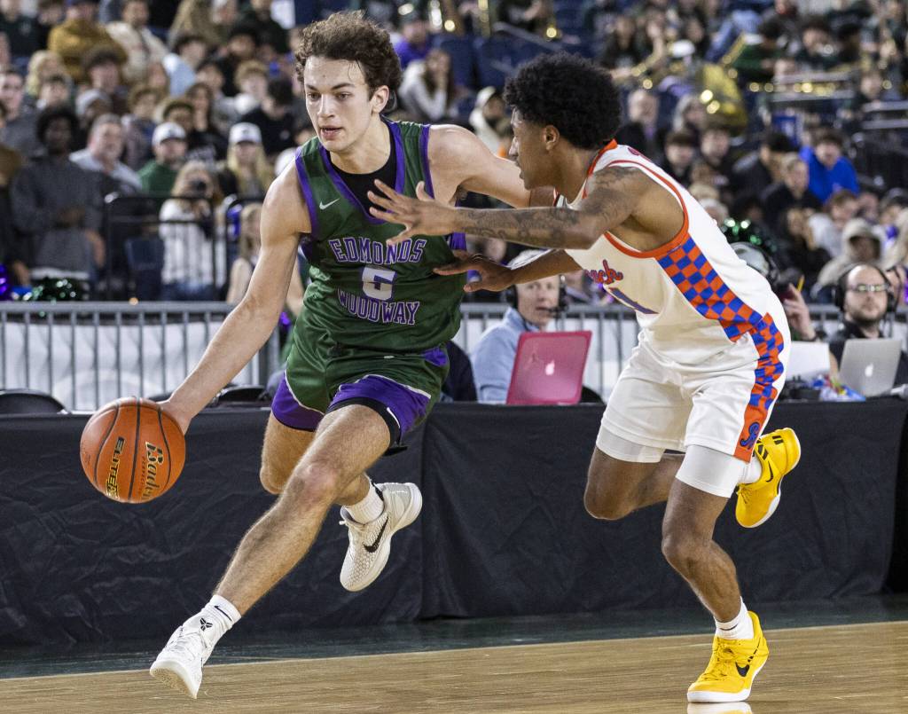 Edmonds-Woodways Cam Hiatt takes the ball down the court during the 3A boys championship game against Rainier Beach on Saturday, March 8, 2025 in Tacoma, Washington. (Olivia Vanni / The Herald)