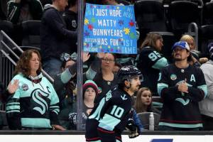 Seattle Kraken center Matty Beniers (10) skates in from of fans at Climate Pledge Arena. (Getty Images / Tribune News Services)