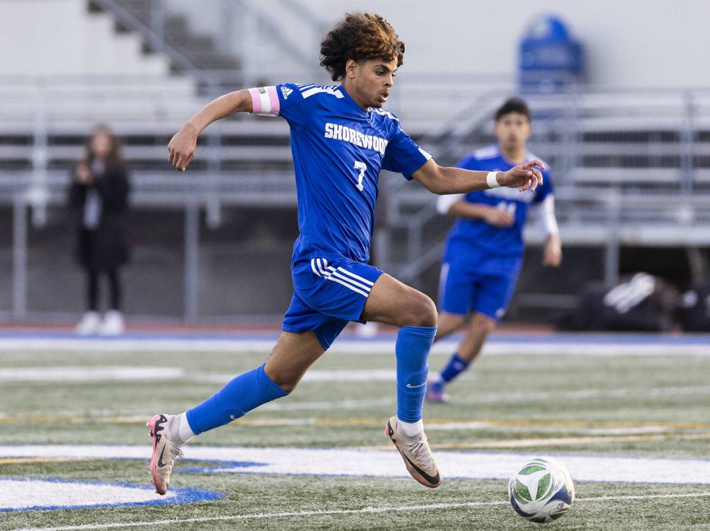 Shorewoods Matthew Bereket takes the ball down the field during the game against Archbishop Murphy on Wednesday, April 30, 2025 in Shoreline, Washington. (Olivia Vanni / The Herald)