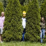 Ryan McMeans, left, and Caitlin Swanson, right, with their Homer Hedge meme on West Mukilteo Boulevard in Everett. (Olivia Vanni / The Herald)