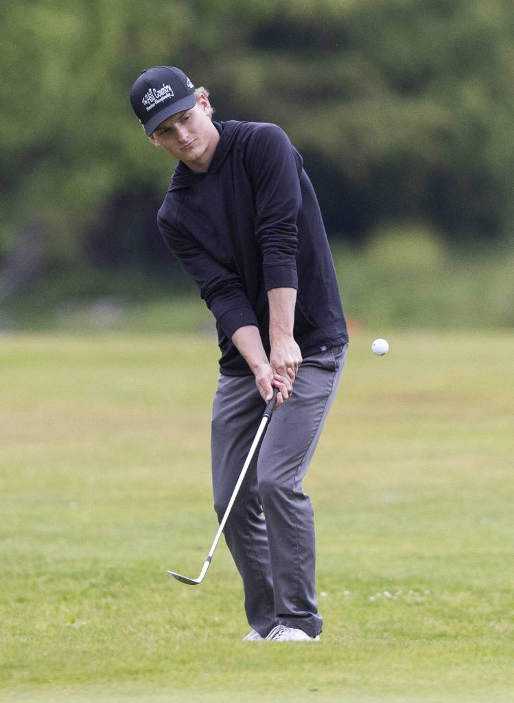 Marysville-Getchells Taylor Kildall chips onto the green during the 3A District 1 Boys Golf Championship at Legion Memorial Golf Course on Tuesday, May 13, 2025 in Everett, Washington. (Olivia Vanni / The Herald)