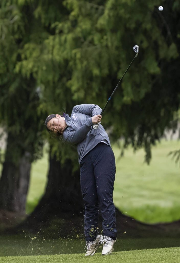 Kamiaks Annie Jung chips onto the green during the 4A District 1 Golf Tournament at Snohomish Golf Course on Wednesday, May 14, 2025 in Snohomish, Washington. (Olivia Vanni / The Herald)