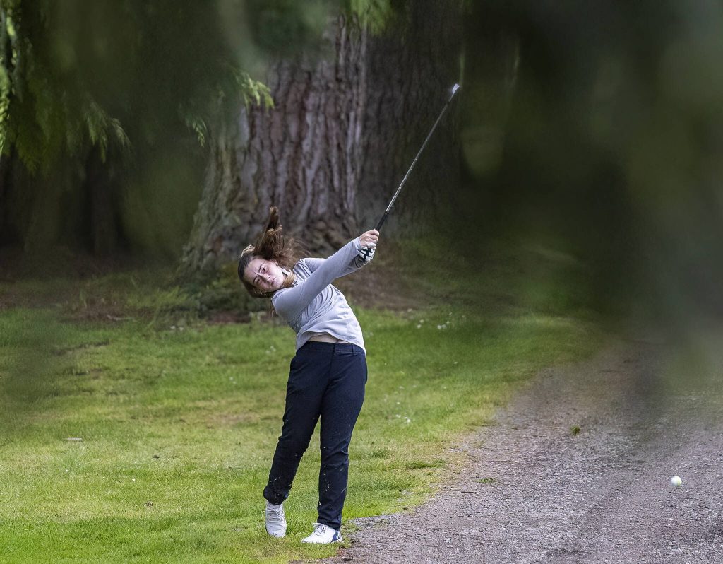 Glacier Peaks Calay McGee chips onto the green during the 4A District 1 Golf Tournament at Snohomish Golf Course on Wednesday, May 14, 2025 in Snohomish, Washington. (Olivia Vanni / The Herald)