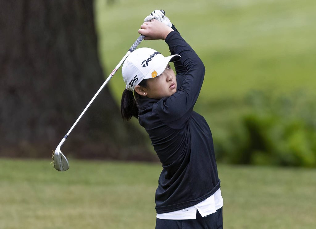 Jacksons Kayla Kim chips onto the green during the 4A District 1 Golf Tournament at Snohomish Golf Course on Wednesday, May 14, 2025 in Snohomish, Washington. (Olivia Vanni / The Herald)