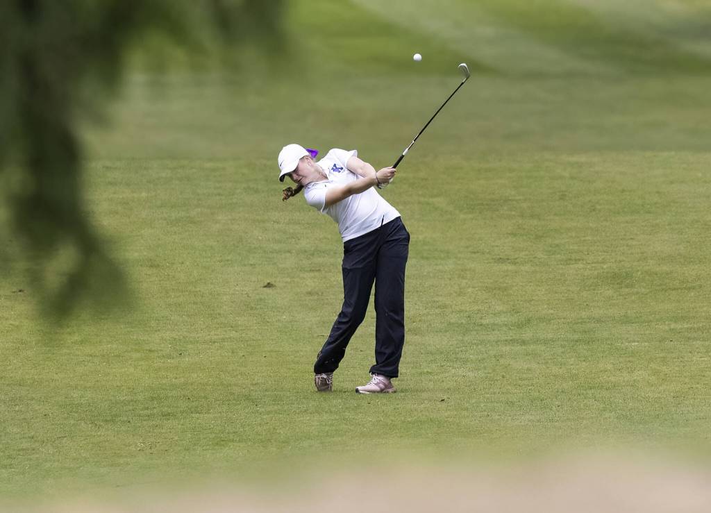 Kamiaks Sarah Dyer chips onto the green during the 4A District 1 Golf Tournament at Snohomish Golf Course on Wednesday, May 14, 2025 in Snohomish, Washington. (Olivia Vanni / The Herald)
