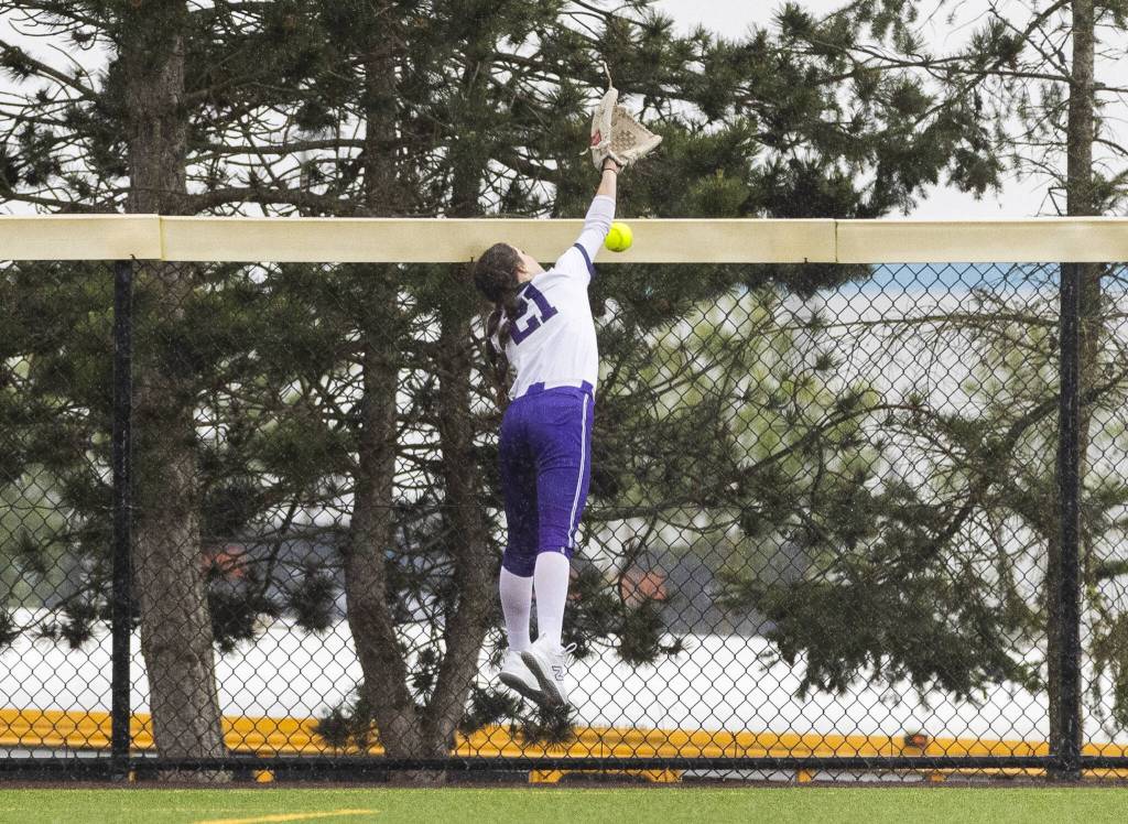 The ball flies past the outstretched glove of Edmonds-Woodways Catie Ingalls in the outfield during the 3A District 1 consolation game against Snohomish on Thursday, May 15, 2025 in Snohomish, Washington. (Olivia Vanni / The Herald)