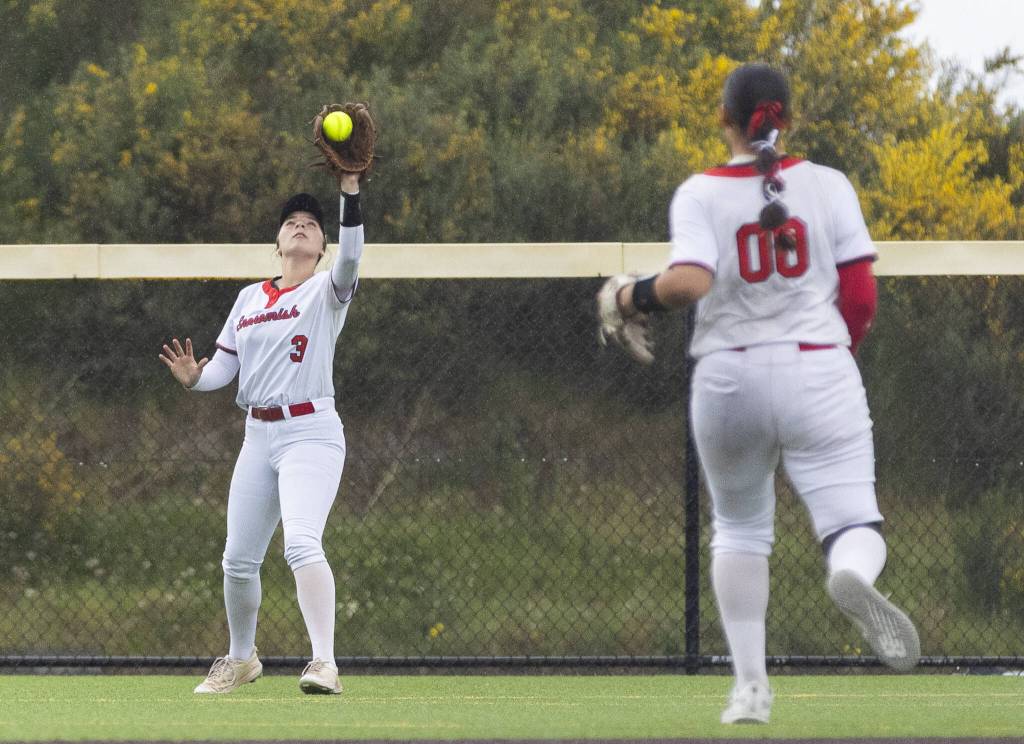 Snohomishs Jordyn Smith makes a catch in the outfield during the 3A District 1 consolation game on Thursday, May 15, 2025 in Snohomish, Washington. (Olivia Vanni / The Herald)