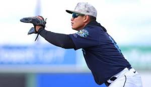 Milkar Perez of the Everett AquaSox prepare to catch a ball at Funko Field on May 26, 2025 (Photo courtesy of Evan Morud / Everett AquaSox)