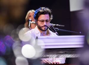 Andrew Vait plays piano with his “Elton John" tribute band called Madman Across the Water at The Stage at Quil Ceda Creek Casino on Thursday, June 26, 2025 in Tulalip, Washington. (Olivia Vanni / The Herald)