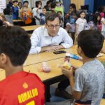 Gov. Bob Ferguson talks with kids at Lynnwood Elementary School during their lunch time on Thursday, Aug. 21, 2025 in Lynnwood, Washington. (Olivia Vanni / The Herald)