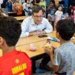 Gov. Bob Ferguson talks with kids at Lynnwood Elementary School during their lunch time on Thursday, Aug. 21, 2025 in Lynnwood, Washington. (Olivia Vanni / The Herald)