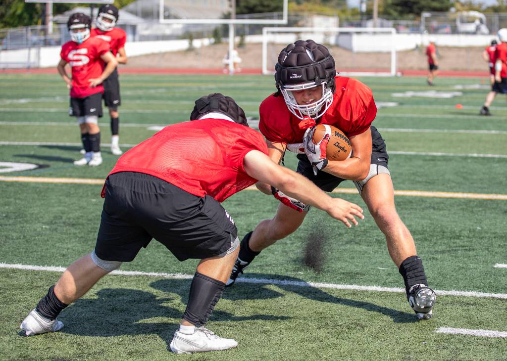Luke Sage runs the ball during football practice at Snohomish High School on Thursday, Aug. 28, 2025 in Snohomish, Washington. (Olivia Vanni / The Herald)