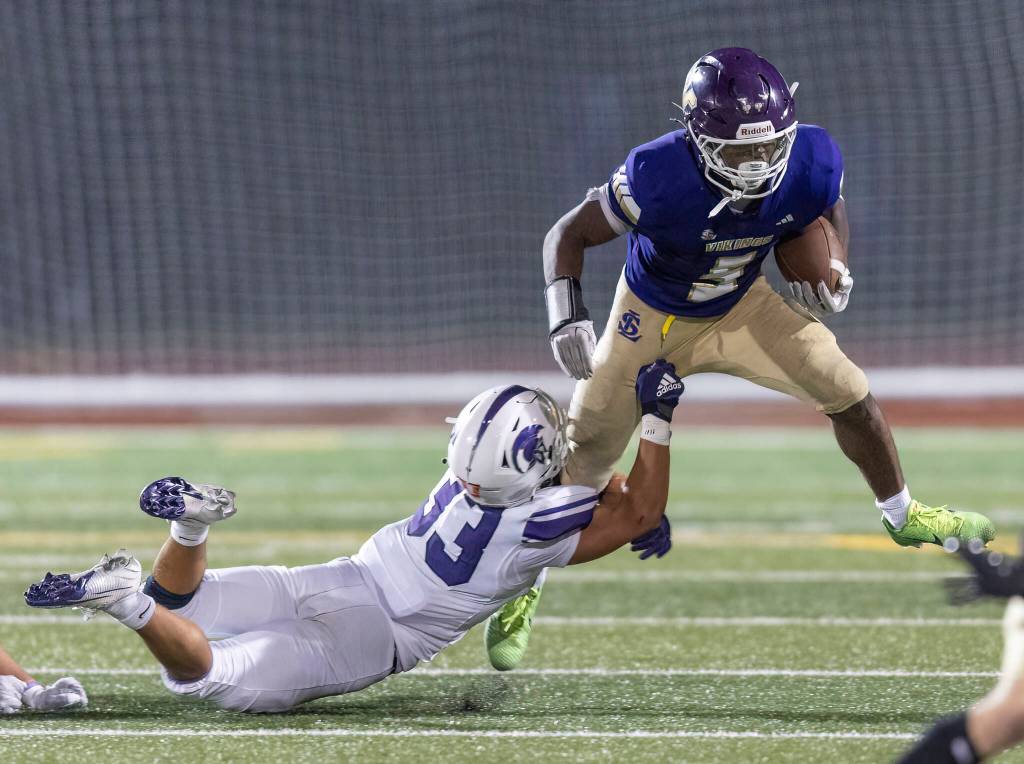 Lake Stevens Jayvian Ferrell-Gilkey escapes a tackle during the game against Sumner on Friday, Sept. 5, 2025 in Lake Stevens, Washington. (Olivia Vanni / The Herald)