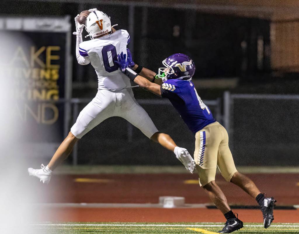 Sumners Braylon Pope scores a touchdown to give Sumner the lead in the fourth quarter against Lake Stevens on Friday, Sept. 5, 2025 in Lake Stevens, Washington. (Olivia Vanni / The Herald)
