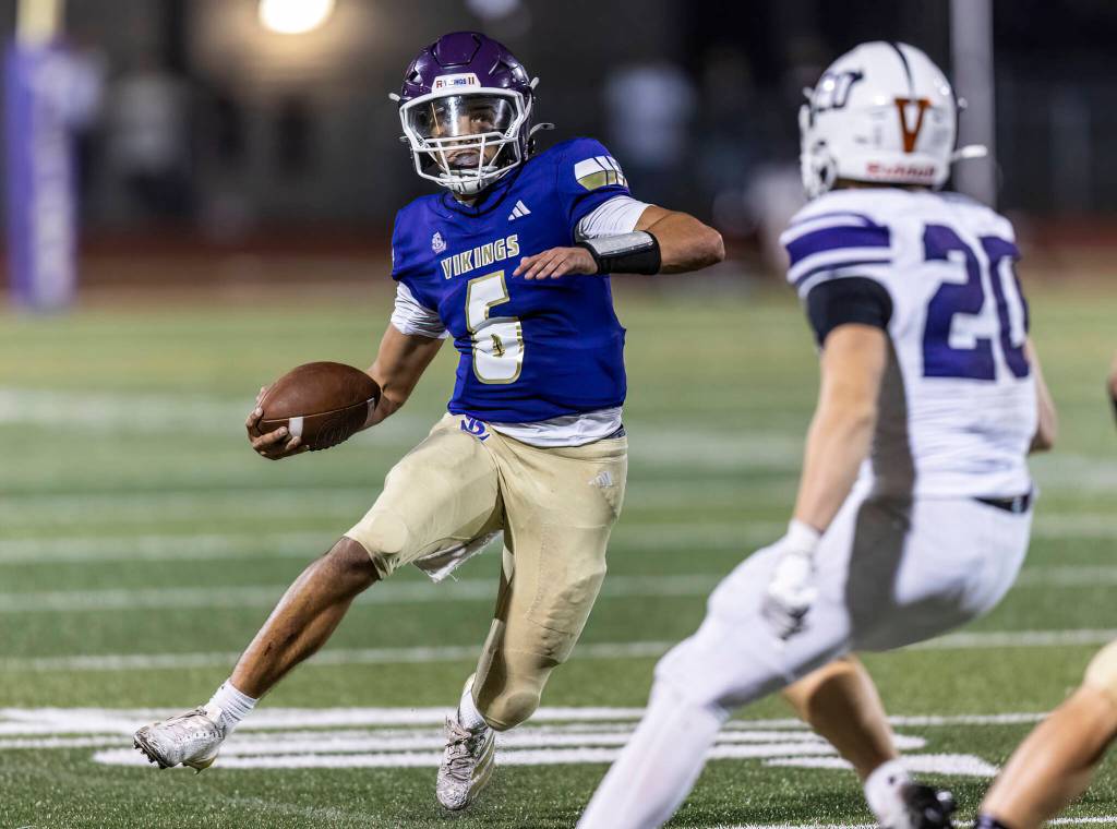 Lake Stevens Blake Moser scrambles with the ball during the game against Sumner on Friday, Sept. 5, 2025 in Lake Stevens, Washington. (Olivia Vanni / The Herald)