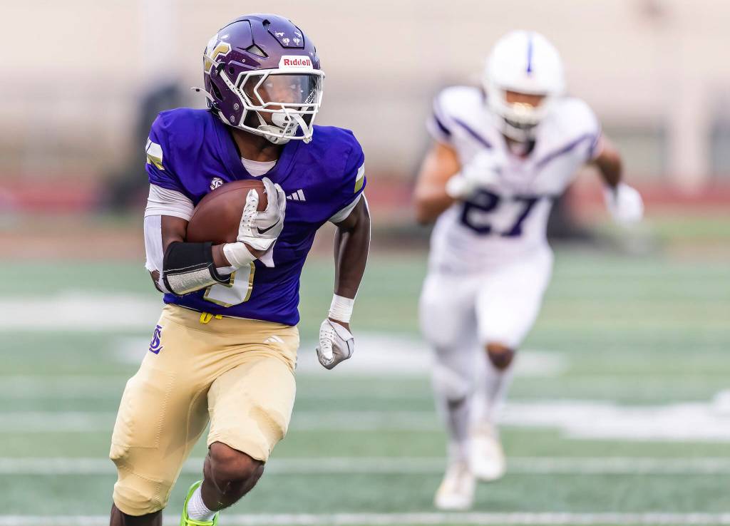 Lake Stevens Jayvian Ferrell-Gilkey runs the ball down the field to the end zone for a touchdown during the game against Sumner on Friday, Sept. 5, 2025 in Lake Stevens, Washington. (Olivia Vanni / The Herald)