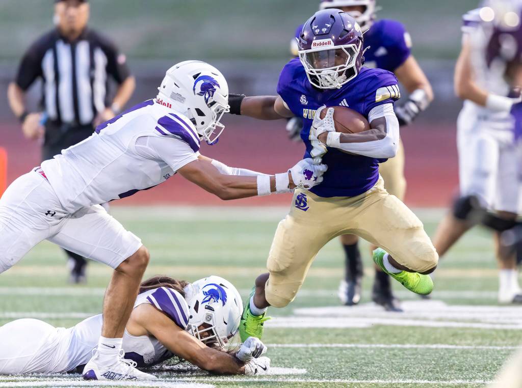 Lake Stevens Jayvian Ferrell-Gilkey escapes multiple tackles while running the ball during the game against Sumner on Friday, Sept. 5, 2025 in Lake Stevens, Washington. (Olivia Vanni / The Herald)