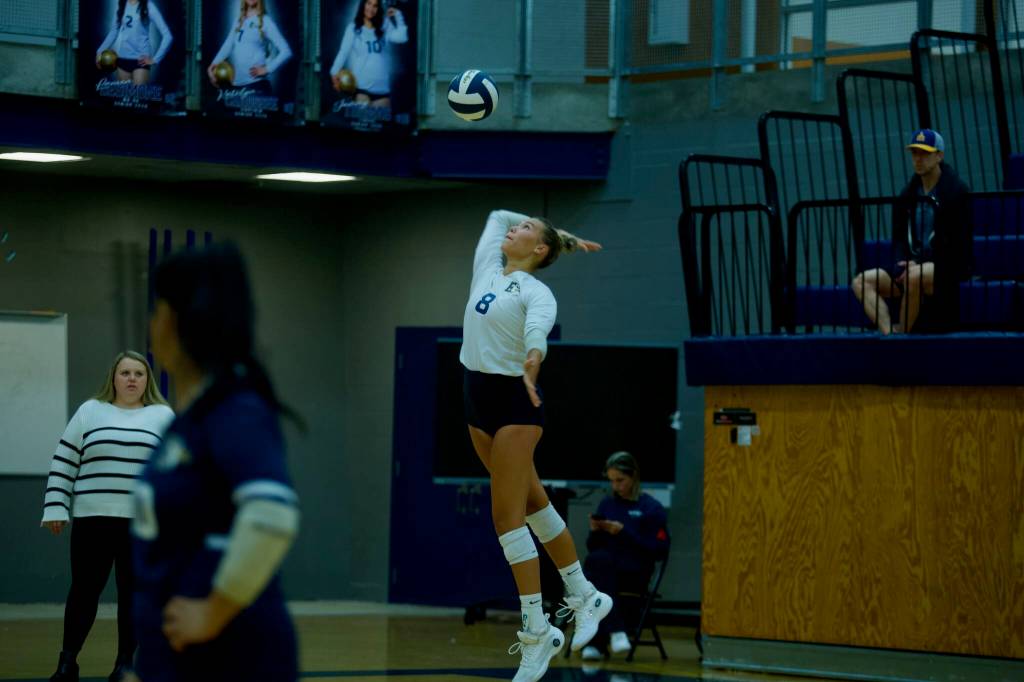 Everett junior Ava Gonzalez serves the ball during the Seagulls 3-1 win against Glacier Peak at Everett High School on Sept. 15, 2025. (Joe Pohoryles / The Herald)