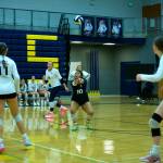 Everett senior Jammy Thomas positions herself under the ball during the Seagulls' 3-1 win against Glacier Peak at Everett High School on Sept. 15, 2025. (Joe Pohoryles / The Herald)