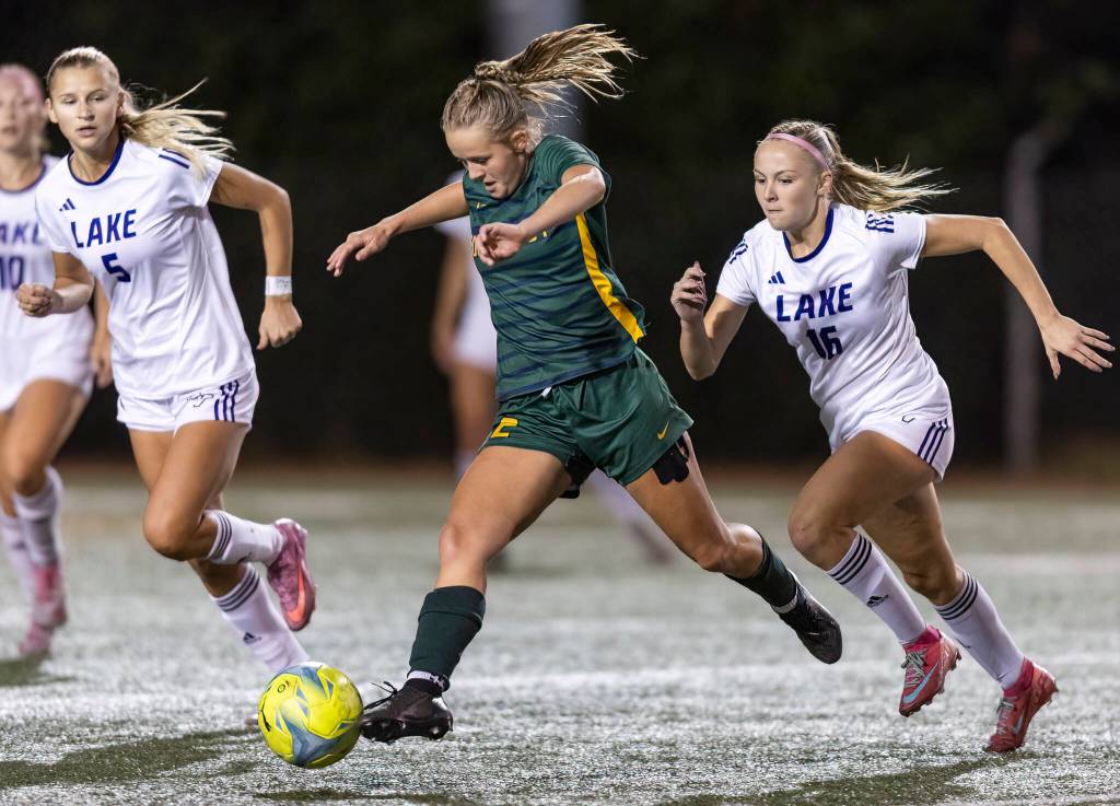 Shorecrests Pip Watkinson takes the ball down the field during the game against Lake Stevens on Thursday, Sept. 18, 2025 in Shoreline, Washington. (Olivia Vanni / The Herald)