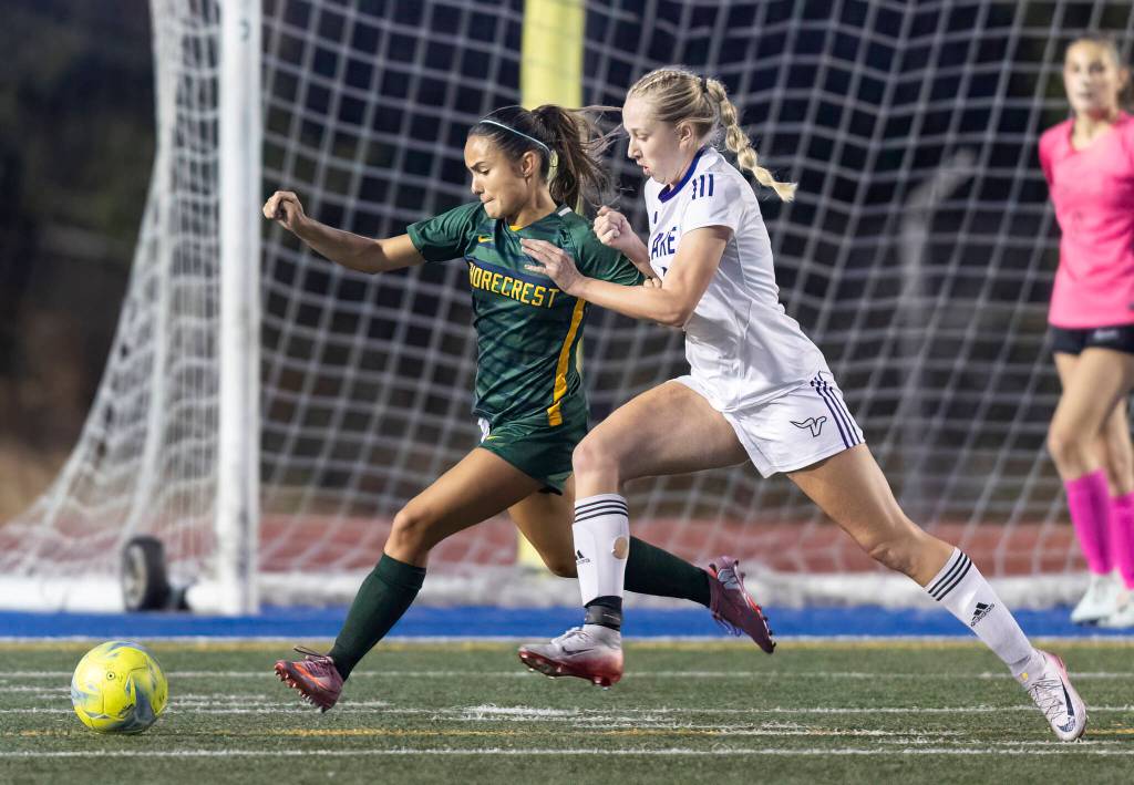 Shorecrests Anika Wallace and Lake Stevens Carley Robertson runs after the ball during the game on Thursday, Sept. 18, 2025 in Shoreline, Washington. (Olivia Vanni / The Herald)