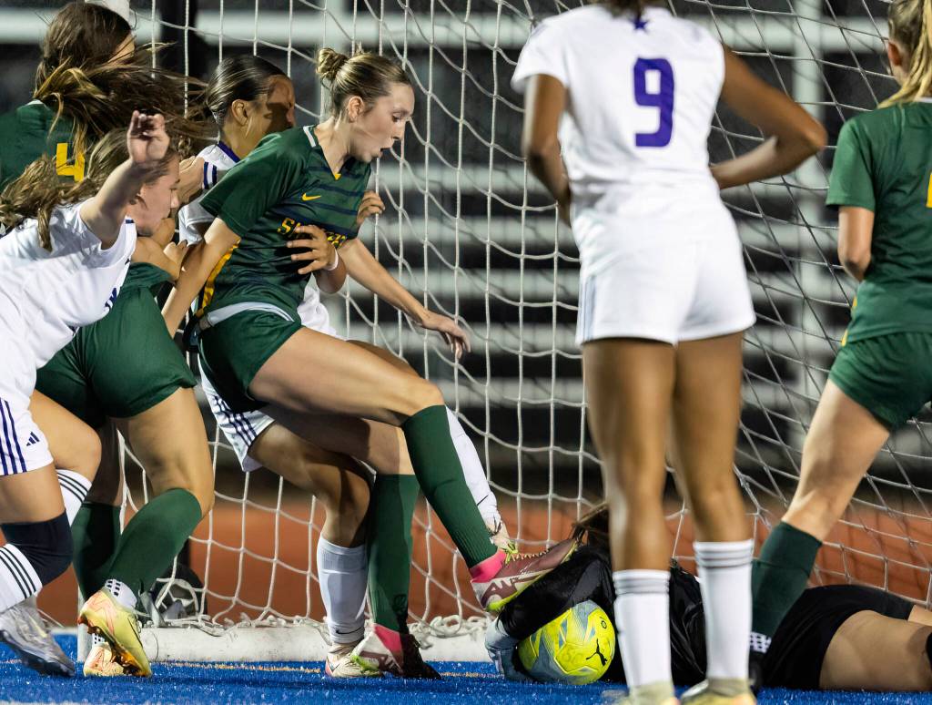 Shorecrests Sophia Tubbs tries to get control of a loose ball in front of the goal during the game against Lake Stevens on Thursday, Sept. 18, 2025 in Shoreline, Washington. (Olivia Vanni / The Herald)