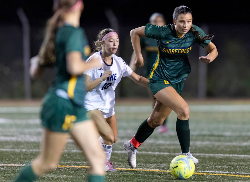 Shorecrests Kai Johnson takes the ball down the field during the game against Lake Stevens on Thursday, Sept. 18, 2025 in Shoreline, Washington. (Olivia Vanni / The Herald)