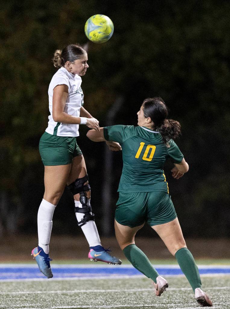Edmonds-Woodways Magdalena Waters heads the ball above Shorecrests Summer Suleiman during the game on Sept. 23, 2025 in Shoreline, Washington. (Olivia Vanni / The Herald)