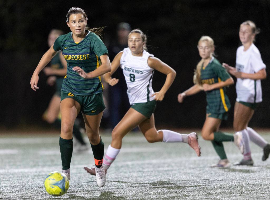 Shorecrests Kai Johnson takes the ball down the field during the game against Edmonds-Woodway on Sept. 23, 2025 in Shoreline, Washington. (Olivia Vanni / The Herald)